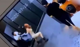 拉裤子视频,尴尬瞬间引发网友热议